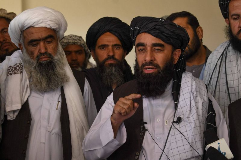 Pas de femmes pour parler aux talibans : les gouvernements et ONG critiqués