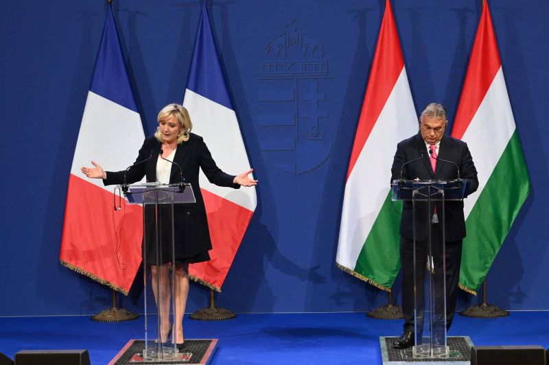 Aux côtés d'Orban, Marine Le Pen fustige l'UE et la 