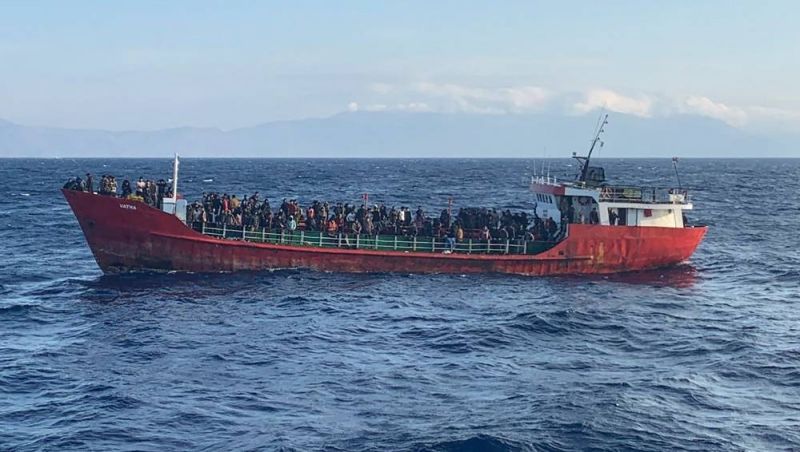 Un bateau avec 400 migrants jette l'ancre au large de l'île de Kos