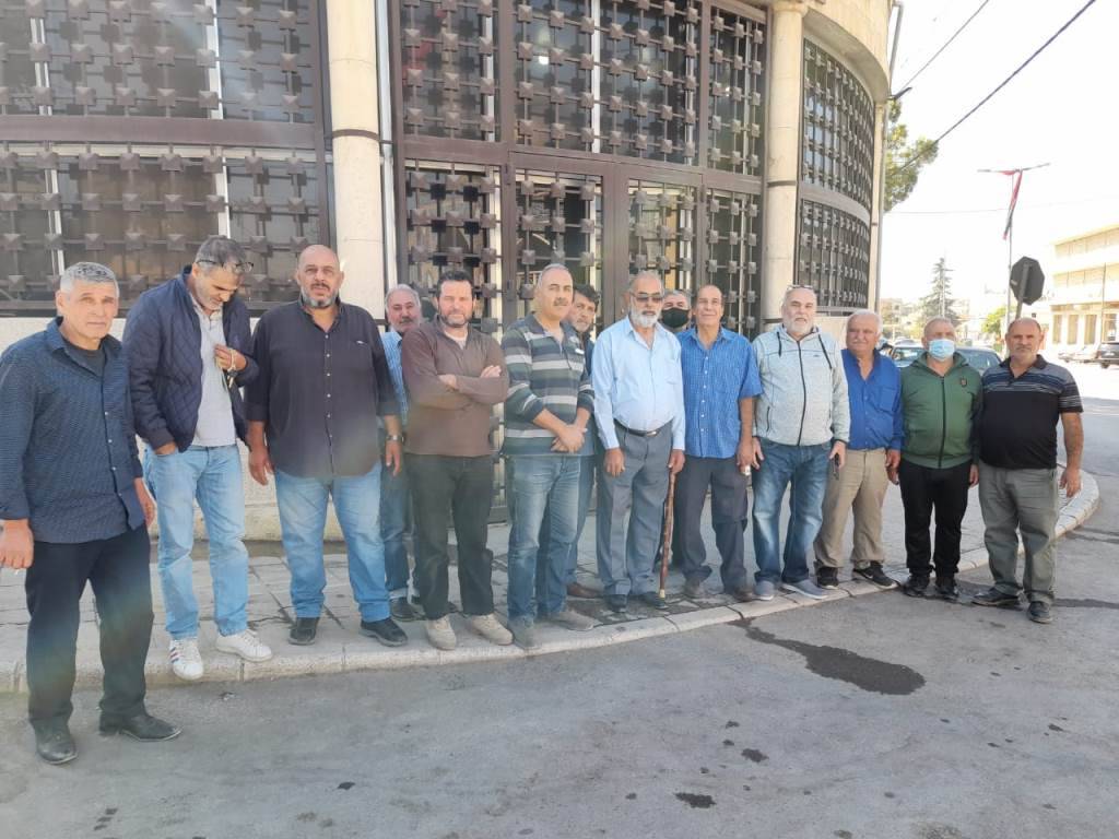 Sit-in de militaires à la retraite devant le siège de la BDL à Baalbeck