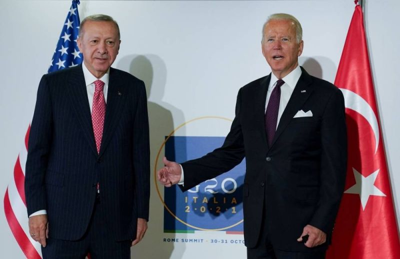 Biden et Erdogan se promettent à Rome de mieux coopérer