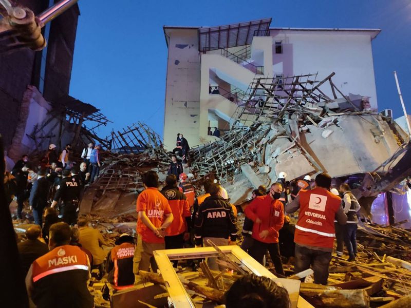 Dix personnes coincées dans l'effondrement d'un immeuble