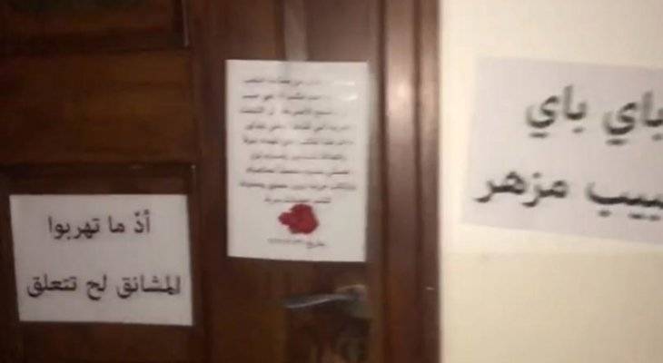 Des militantes scellent à la cire rouge la porte du bureau du juge Mezher