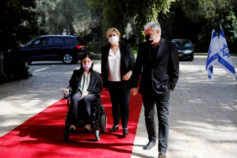 Une ministre israélienne en chaise roulante accède finalement à la COP26