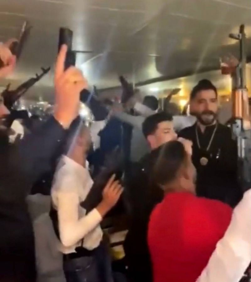 Vidéo d'hommes armés en train de danser : la propriétaire du restaurant brièvement arrêtée