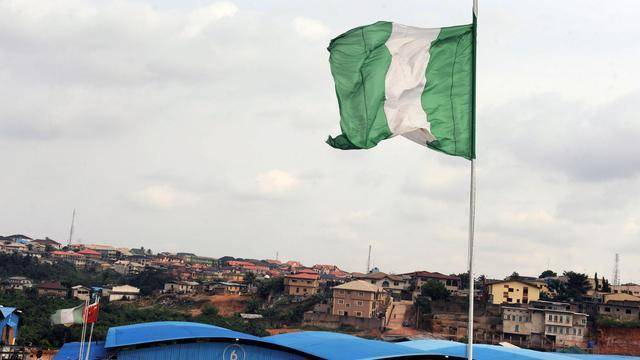 Immeuble effondré à Lagos : au moins 4 morts et des dizaines d'ouvriers toujours coincés