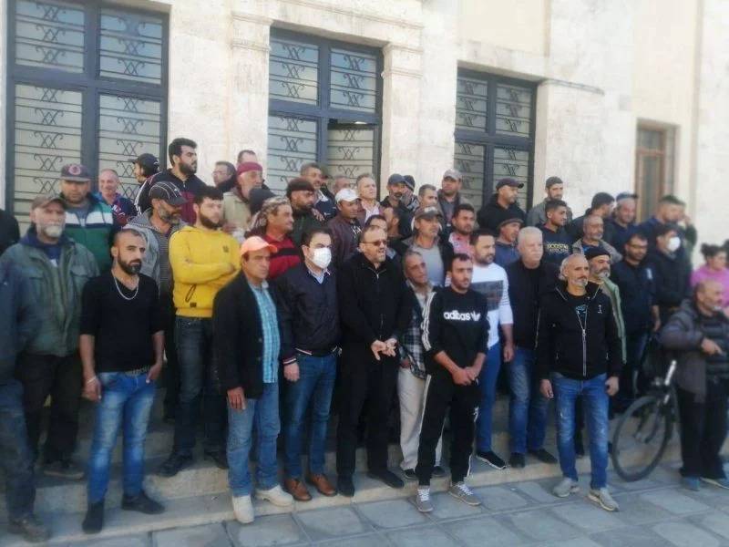 Baalbeck municipality employees hold sit-in to protest salary devaluation Baalbeck municipality employees hold sit-in to protest salary devaluation