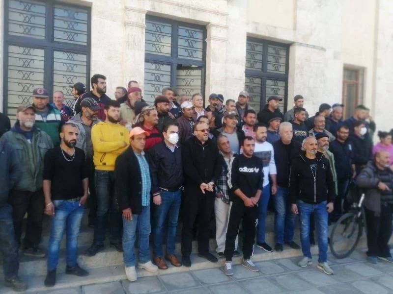 Baalbeck municipality employees hold sit-in to protest salary devaluation