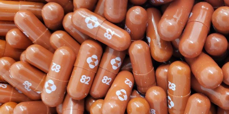 Le Royaume-Uni, premier pays à approuver la pilule contre le Covid-19 de Merck