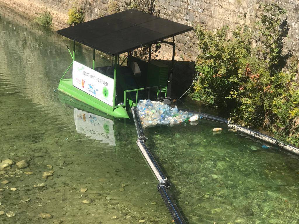 À Nahr Ibrahim, un bateau recycleur pour collecter les déchets flottants