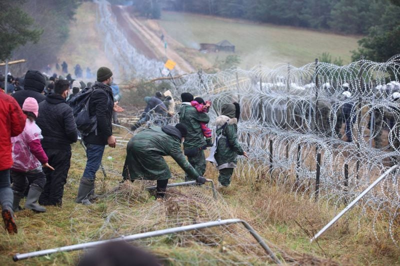 À la frontière entre la Biélorussie et la Pologne, des milliers de migrants vivent l’enfer