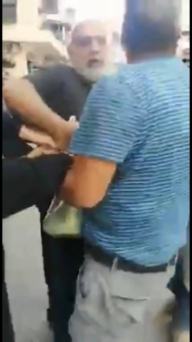 Un homme tente de s'immoler par le feu devant une école publique du Sud Un homme tente de s'immoler par le feu devant une école publique du Sud