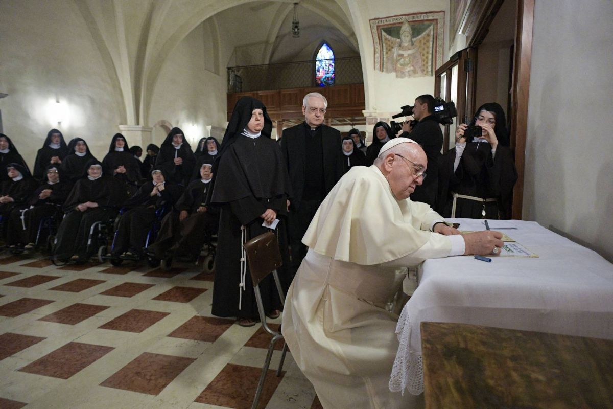 A Assise, le pape appelle à 