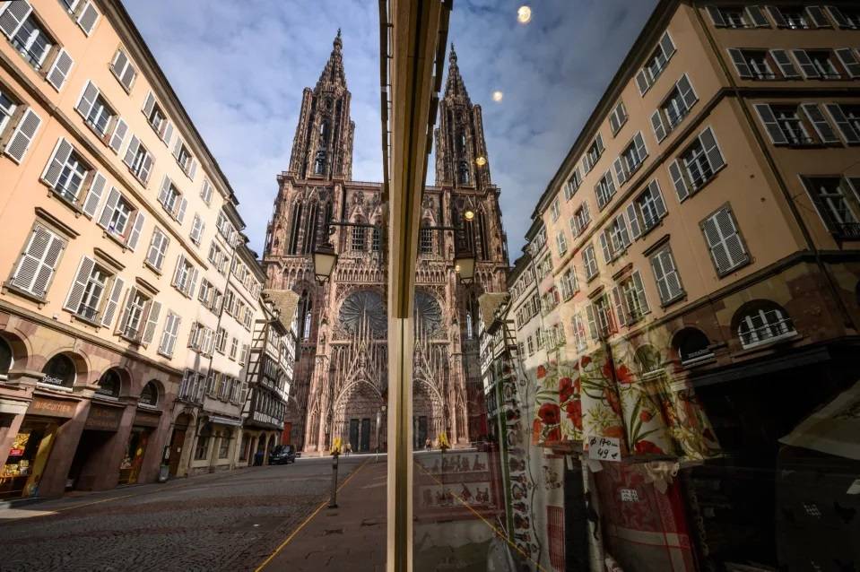 Un homme s'immole par le feu devant la cathédrale de Strasbourg