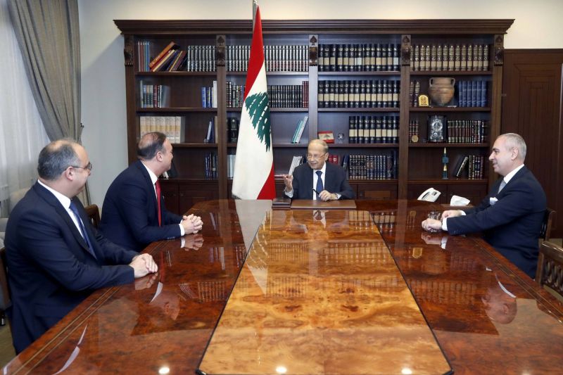 Aoun s'entretient avec les diplomates libanais en Arabie saoudite, à Bahreïn et au Koweït