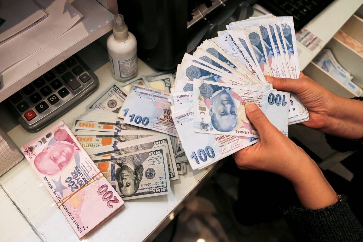Turquie : la livre s'enfonce davantage en zone de turbulences