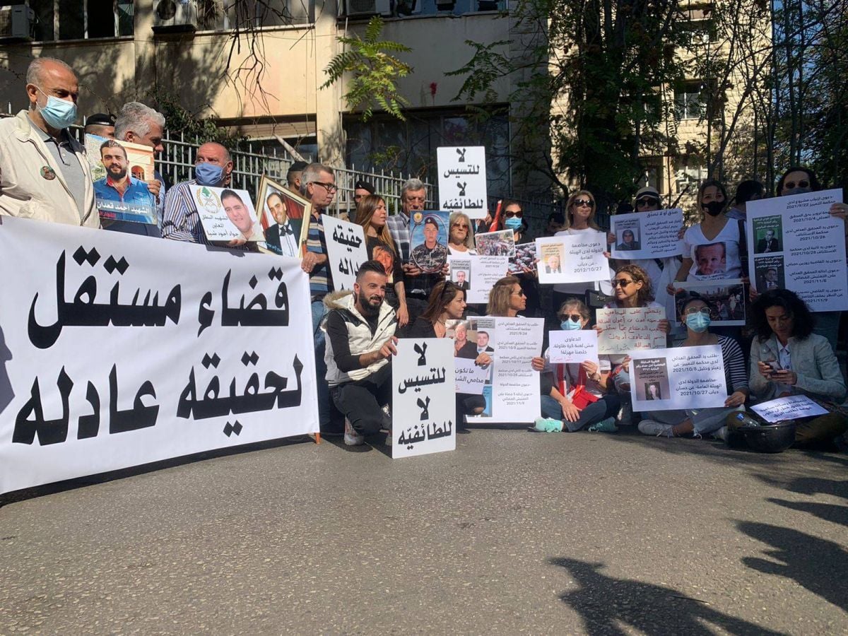 Sit-in devant le Palais de justice : 