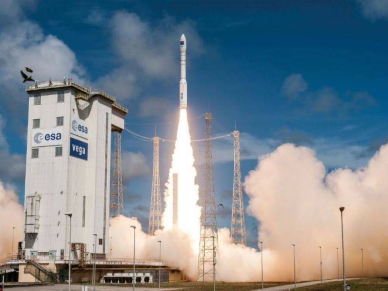 Une fusée Vega lance trois satellites militaires français