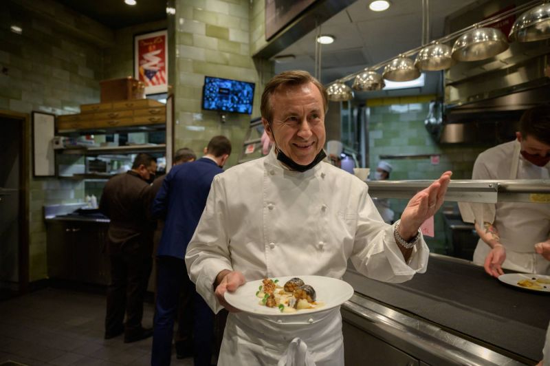 À New York, le grand chef Boulud vante la résilience de la gastronomie française