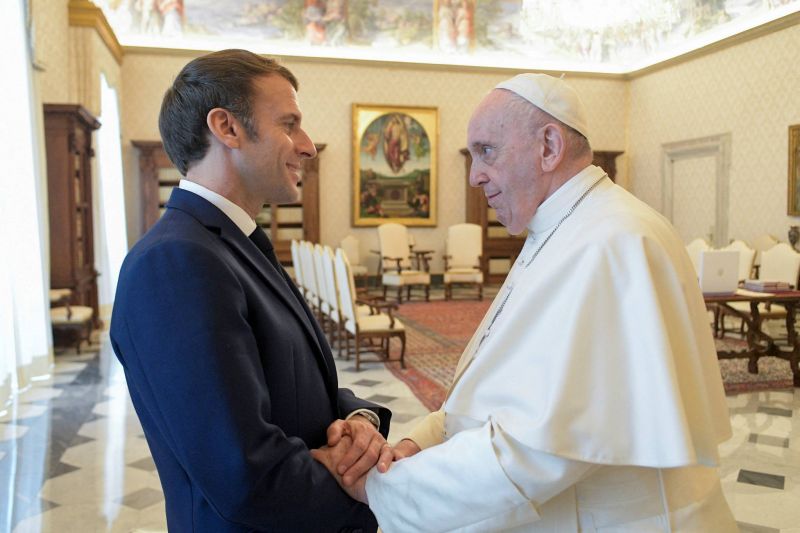 Macron de nouveau chez le pape, un geste envers les catholiques