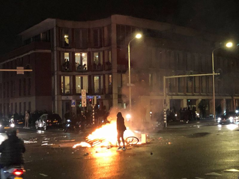 Les manifestations se durcissent, nouvelles émeutes aux Pays-Bas