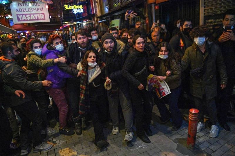 Une manifestation à Istanbul dispersée par la police, 30 interpellations
