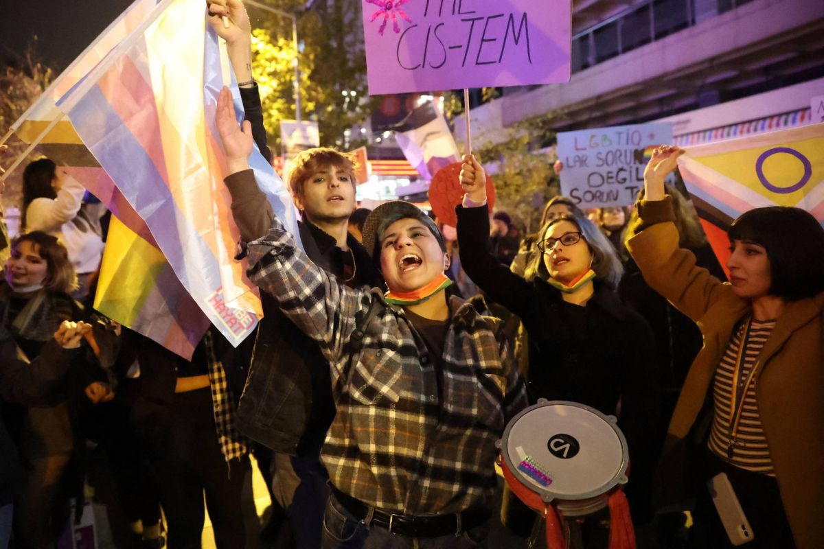 La police tire des gaz lacrymogènes contre des femmes manifestant