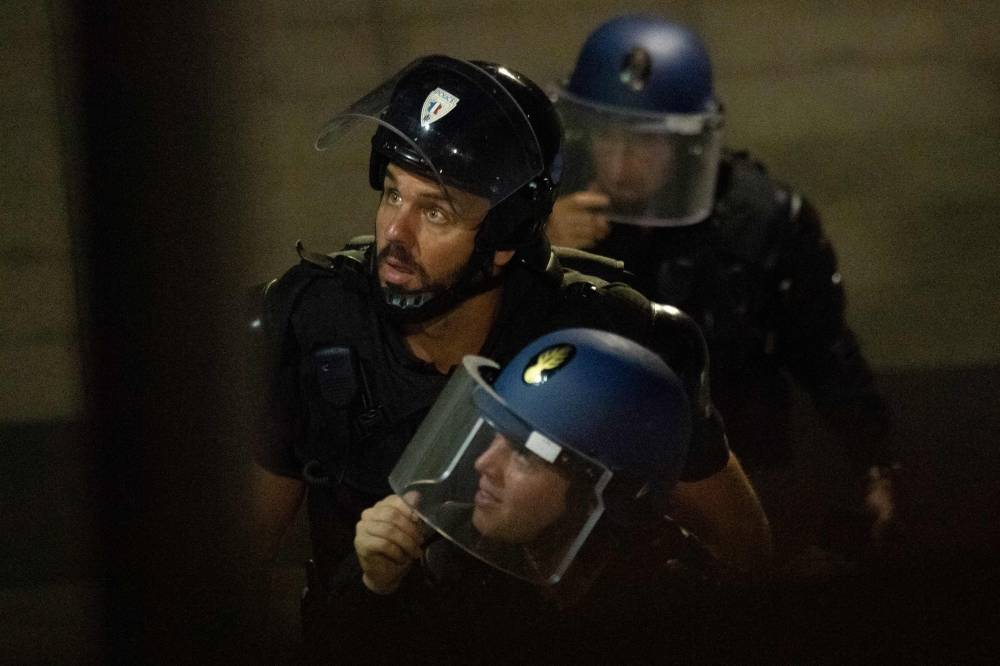Dix policiers blessés par des tirs en Martinique, des journalistes visés