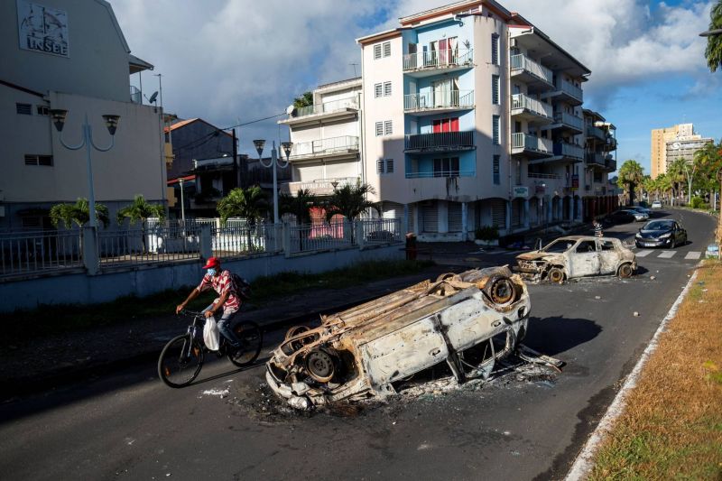 Violences en Guadeloupe : Macron appelle au calme
