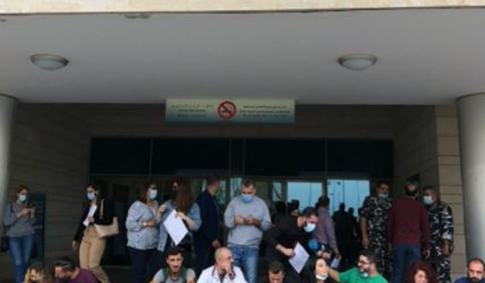 Des manifestants entrent de force dans le ministère de la Santé à Beyrouth