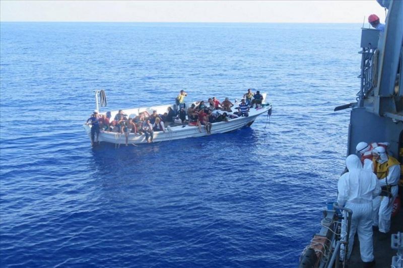 Les forces de l'ordre empêchent une traversée de migrants vers l'Europe