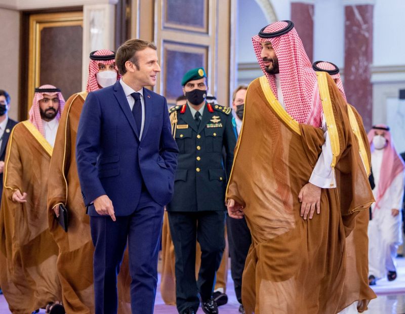 Macron termine sa tournée dans le Golfe par une rencontre controversée avec MBS