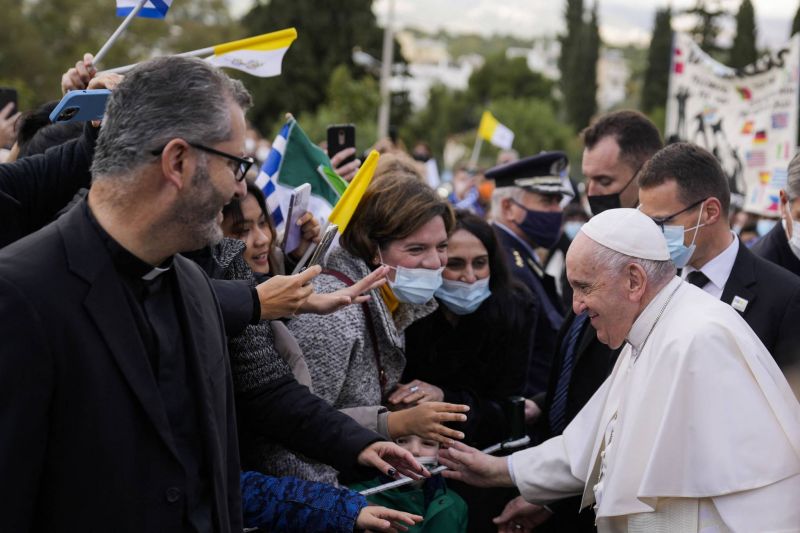 Le pape achève sa visite en Grèce, axée sur un soutien vibrant aux migrants