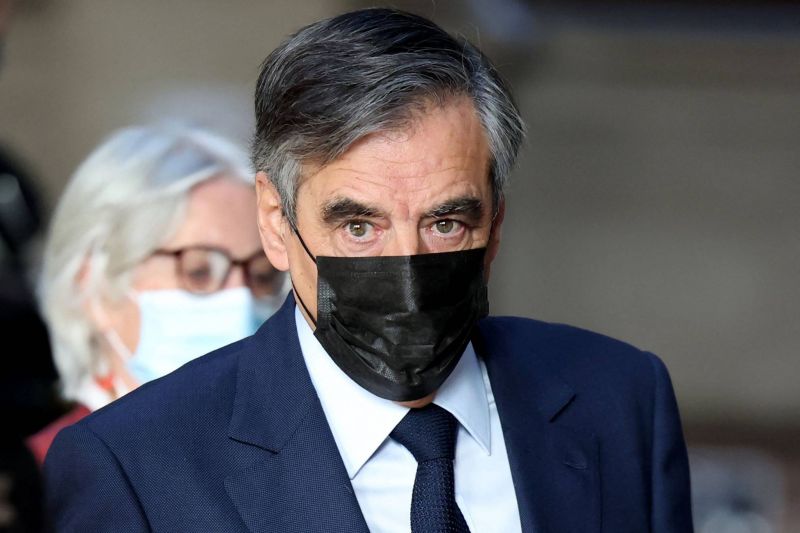 Cinq ans de prison, dont un ferme, requis contre l'ex-Premier ministre François Fillon