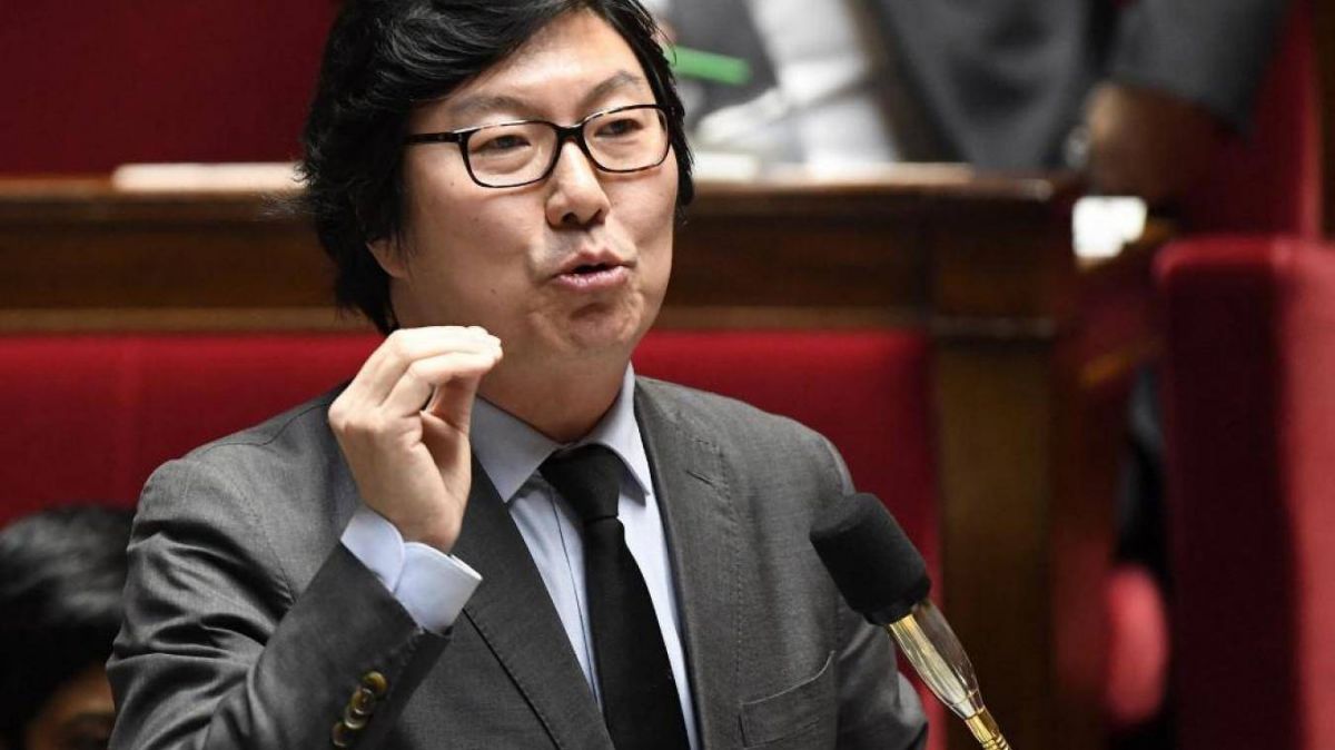 Un ex-secrétaire d'État visé par une enquête pour 