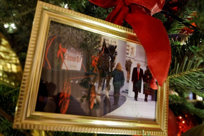 Dans le sapin de Noël des Biden, une photo ... des Trump