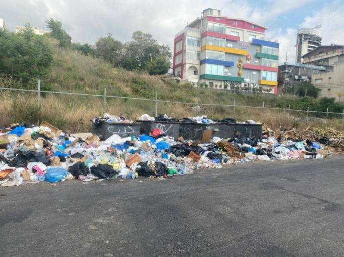 Waste management contractors have resumed their trash collection services, according to the environment minister