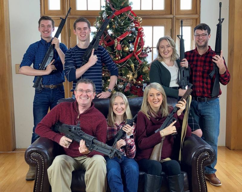 Un élu choque en posant avec sa famille, un sapin de Noël et des armes à feu