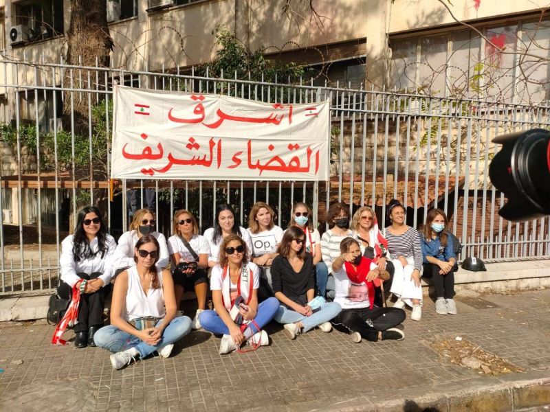 Sit-in d'activistes devant le palais de justice en soutien aux juges 
