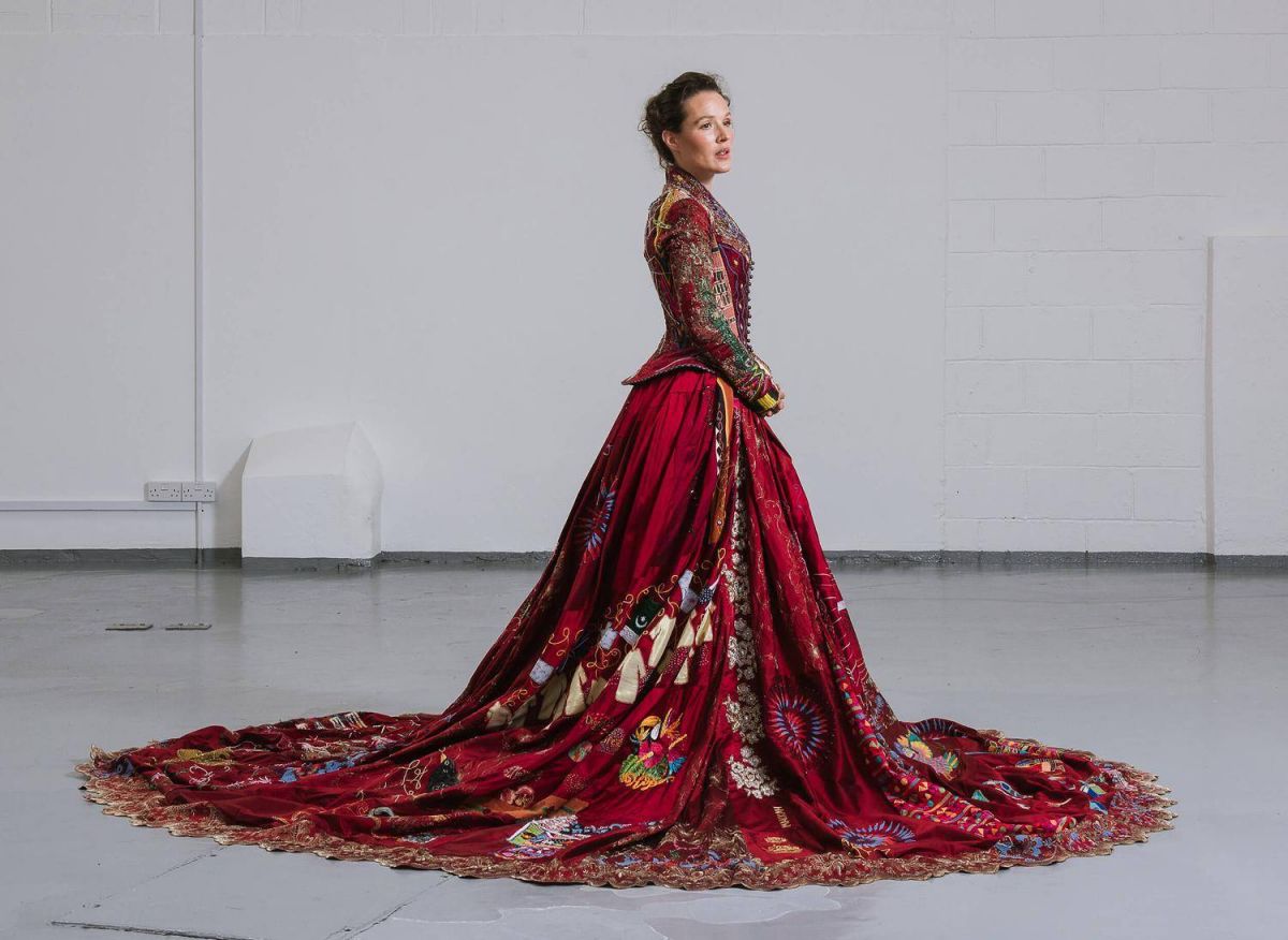 244 broderies autour d’une « Robe Rouge » et beaucoup d’amour 244 broderies autour d’une « Robe Rouge » et beaucoup d’amour