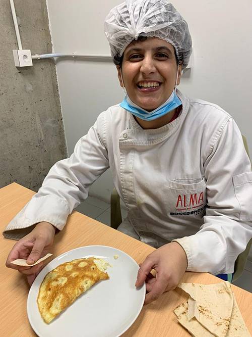 Alceste Darazi, qui prépare des plats dans la cuisine de l’hôtel Bossa Nova, vient d’obtenir un contrat de travail annuel. Photo UPT