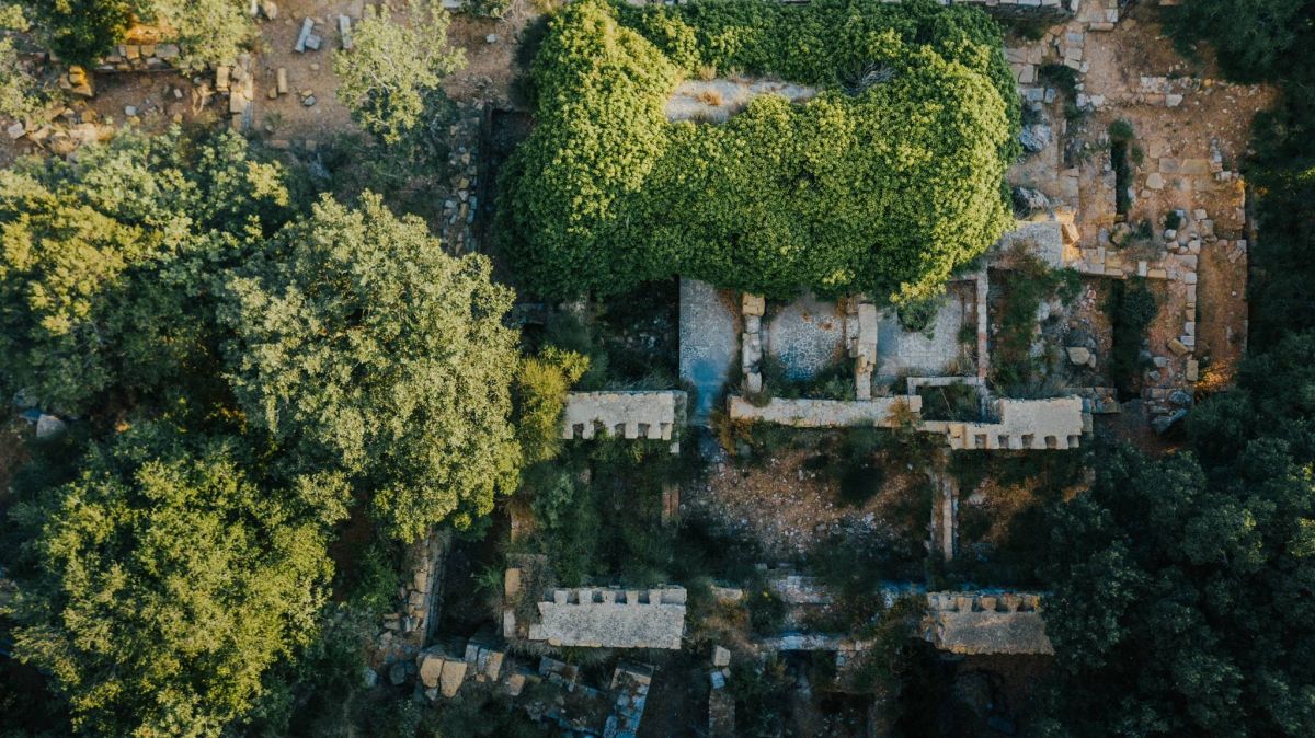 Perdus dans la bonne direction à Deir el-Qalaa, entre vestiges et créations artistiques... Perdus dans la bonne direction à Deir el-Qalaa, entre vestiges et créations artistiques...