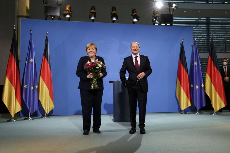 Scholz succède à Merkel et promet à l’Allemagne un « nouveau départ »
