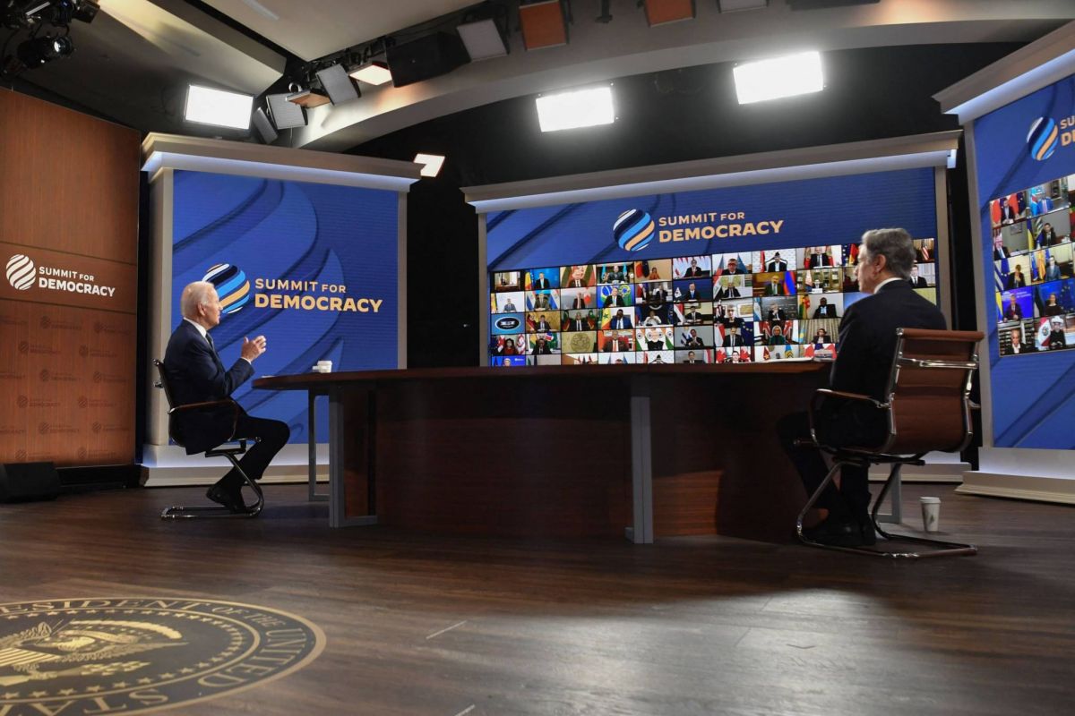 Une centaine de pays autour de Biden à un sommet virtuel pour la démocratie