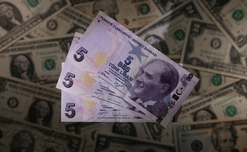 La monnaie au plus bas à la veille d'une décision de la Banque centrale