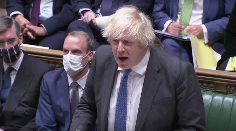 En pleine flambée d'Omicron, Boris Johnson fragilisé par la fronde de ses troupes