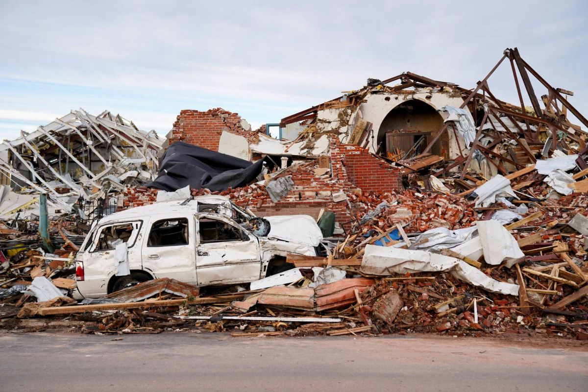 Fouilles désespérées dans le sillage des tornades meurtrières