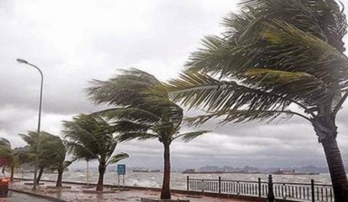 Civil Defence rescues motorists stranded in their vehicles by stormy weather