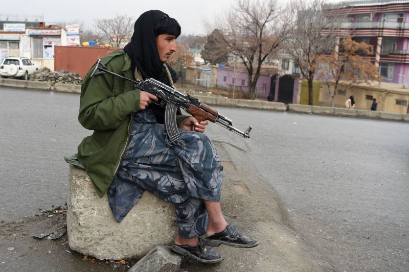 Les talibans interdisent aux femmes les longs trajets sans être accompagnées