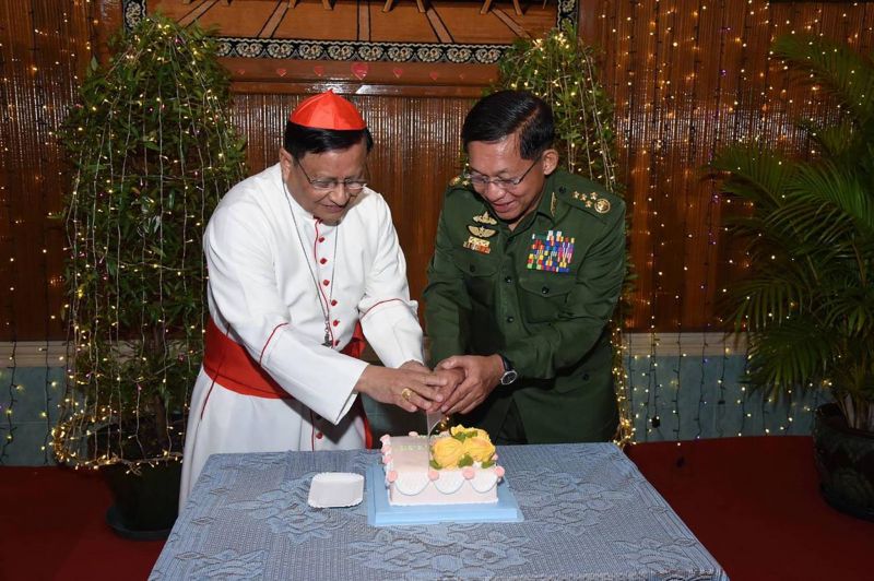 Un cardinal partage un gâteau avec le chef de la junte, tollé sur internet